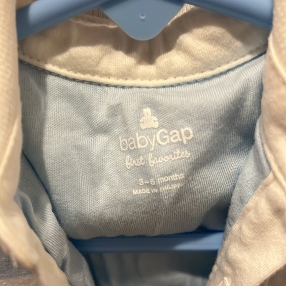 Like new baby gap size 3 to 6 months, onesie, baby blue and white striped - Picture 4 of 5